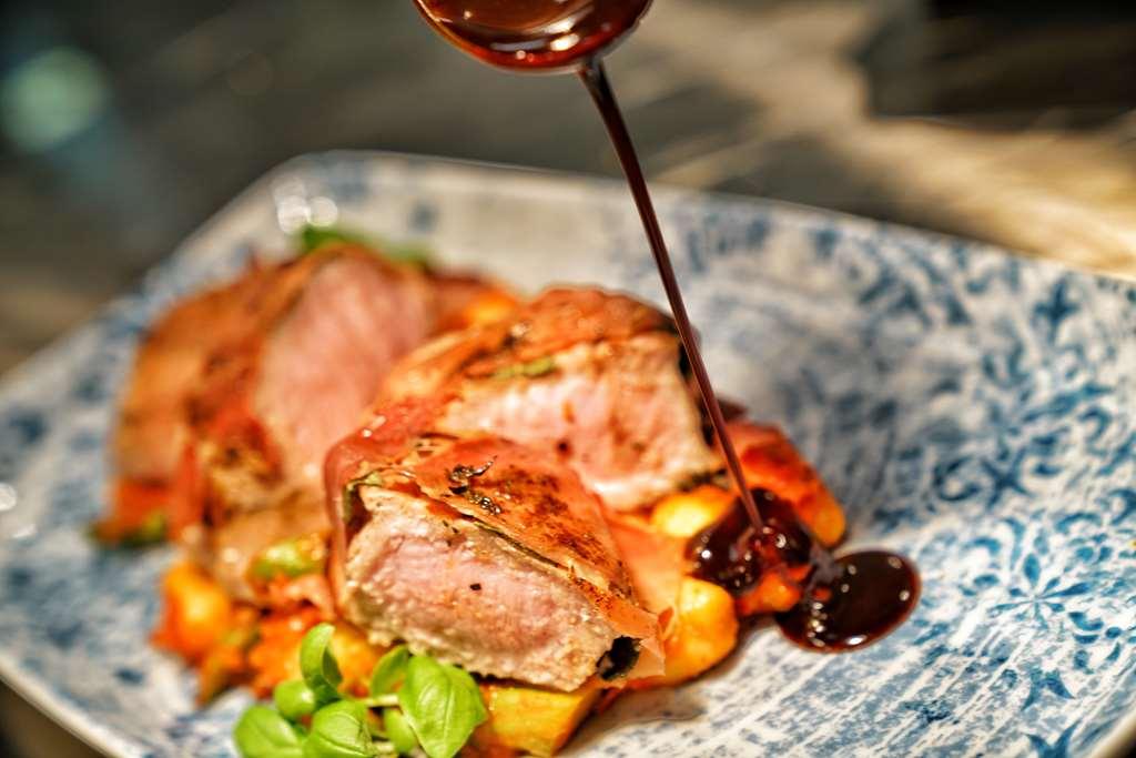 Vila Vita Rosenpark Marburg Extérieur photo A meat dish being drizzled with a sauce