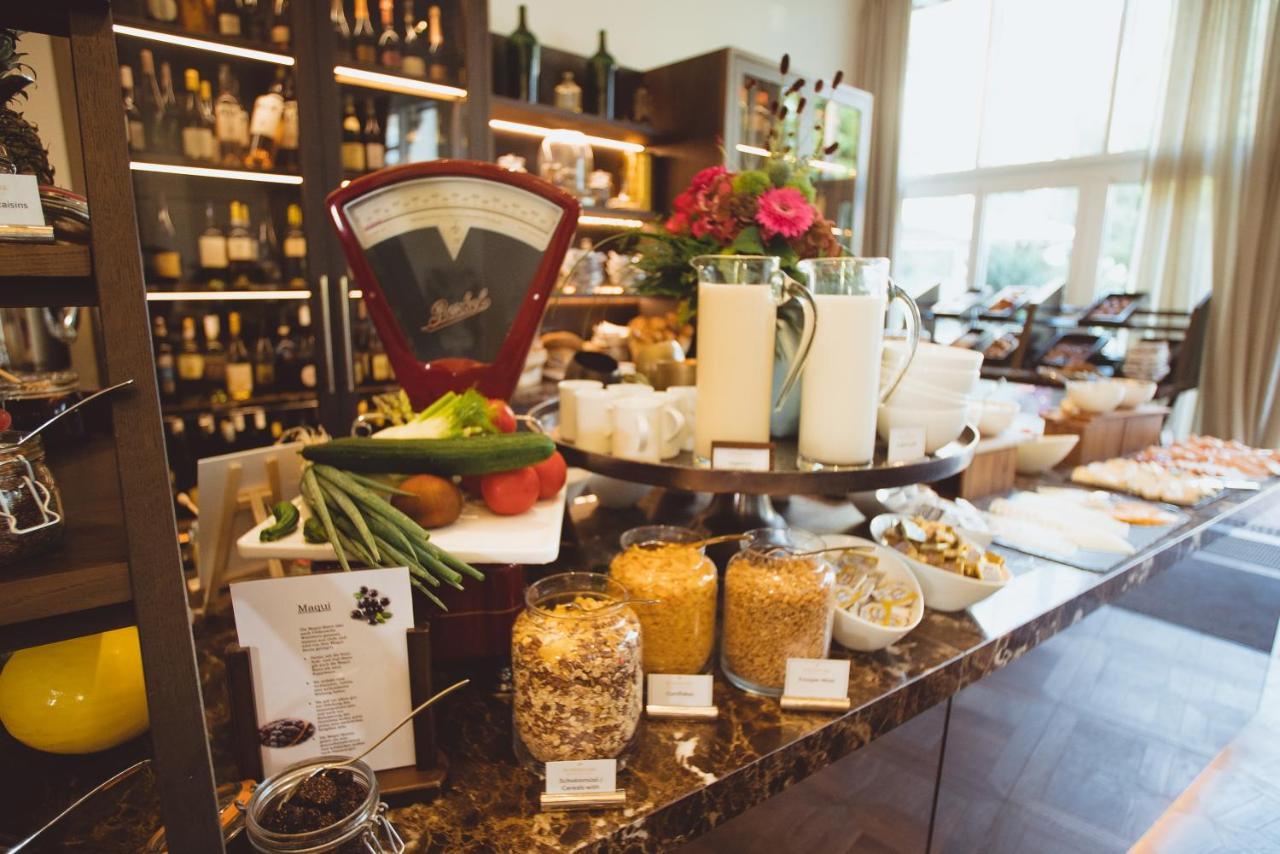 Vila Vita Rosenpark Marburg Extérieur photo A display of various types of honey at a hotel in London