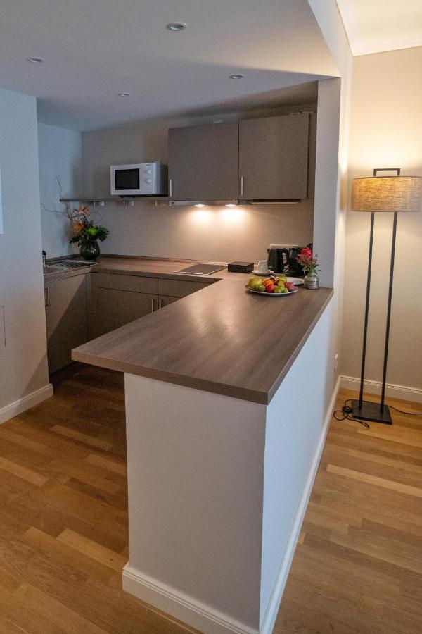 Vila Vita Rosenpark Marburg Extérieur photo A small kitchen with a peninsula