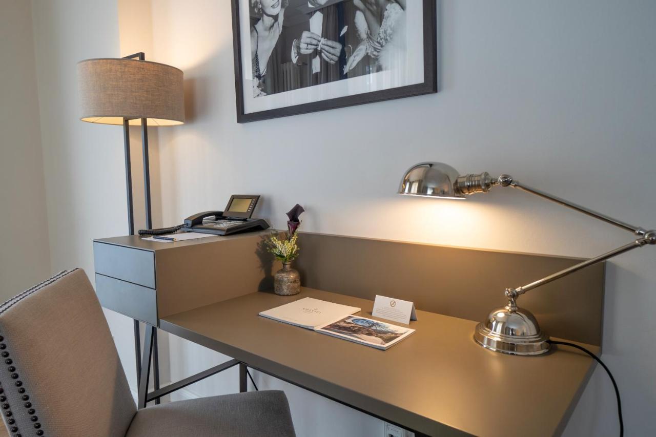 Vila Vita Rosenpark Marburg Extérieur photo A desk with a lamp