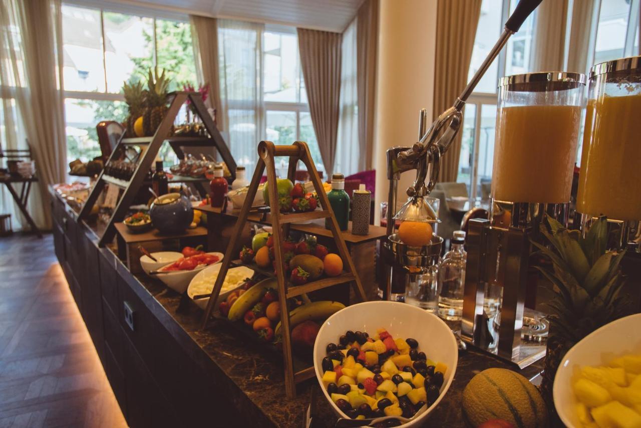 Vila Vita Rosenpark Marburg Extérieur photo A fruit salad at a buffet