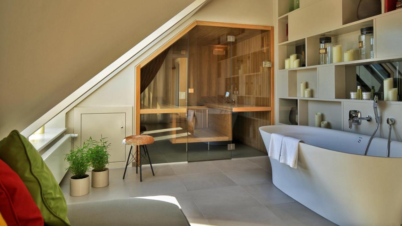 Vila Vita Rosenpark Marburg Extérieur photo A modern bathroom with a shower and a bathtub