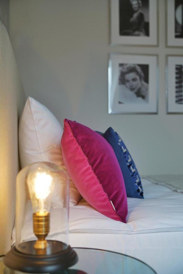 Vila Vita Rosenpark Marburg Extérieur photo Cushions on a bed