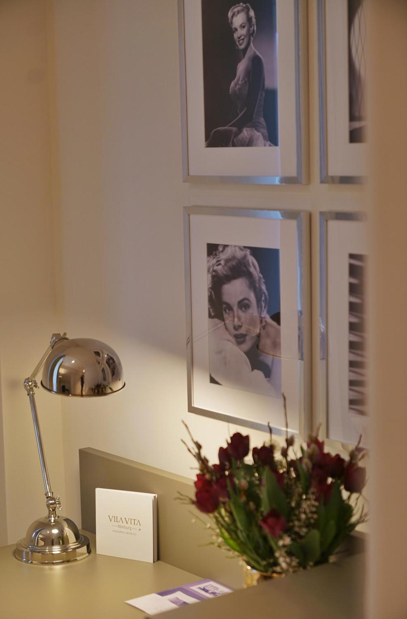 Vila Vita Rosenpark Marburg Chambre photo A photograph of Audrey Hepburn by Allan Allan Warren